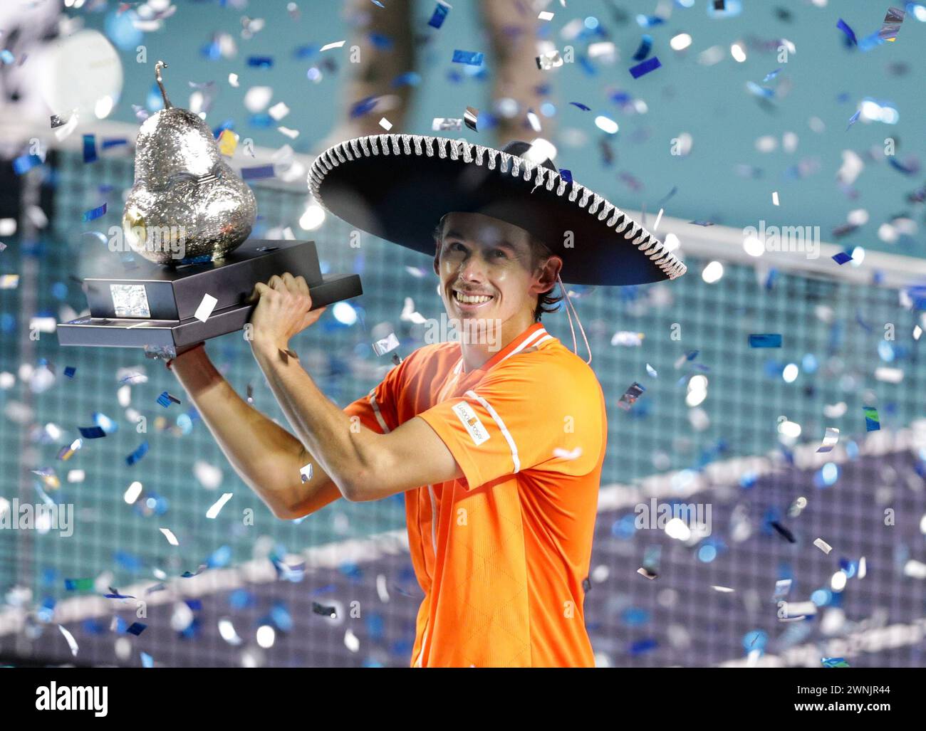 Acapulco, Mexiko. März 2024. Alex de Minaur, Champion Australiens, feiert bei der Preisverleihung für die Herren-Singles beim ATP Mexican Open Tennisturnier 2024 in Acapulco, Mexiko, am 2. März 2024. Quelle: Francisco Canedo/Xinhua/Alamy Live News Stockfoto