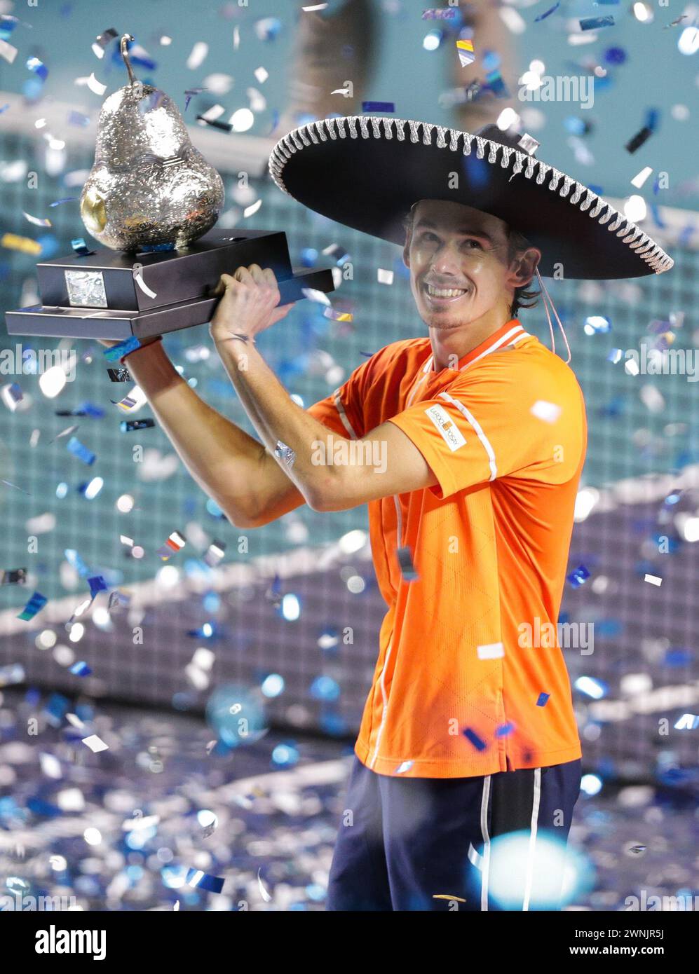 Acapulco, Mexiko. März 2024. Alex de Minaur, Champion Australiens, feiert bei der Preisverleihung für die Herren-Singles beim ATP Mexican Open Tennisturnier 2024 in Acapulco, Mexiko, am 2. März 2024. Quelle: Francisco Canedo/Xinhua/Alamy Live News Stockfoto