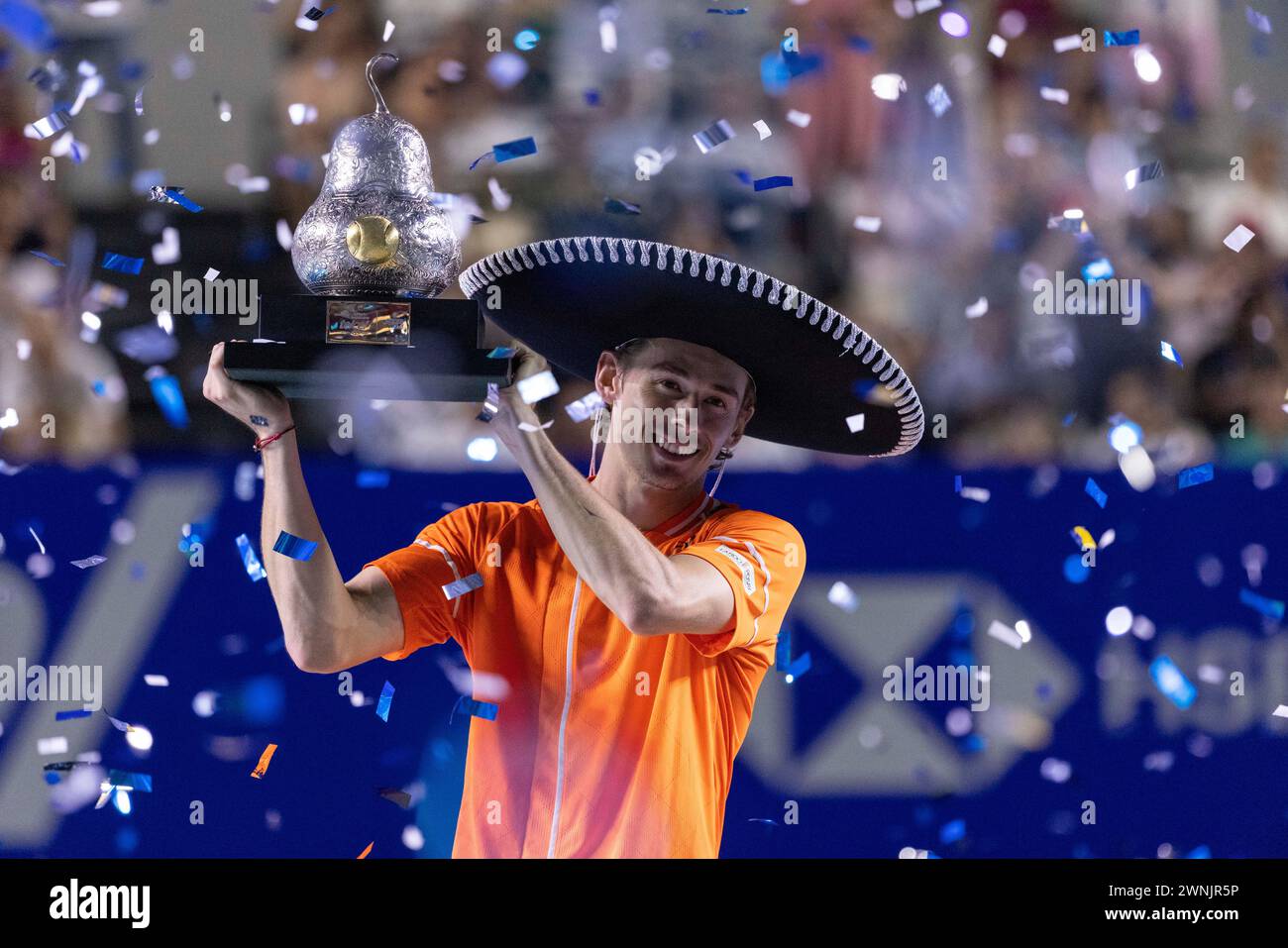Acapulco, Mexiko. März 2024. Alex de Minaur, Champion Australiens, feiert bei der Preisverleihung für die Herren-Singles beim ATP Mexican Open Tennisturnier 2024 in Acapulco, Mexiko, am 2. März 2024. Quelle: Li Mengxin/Xinhua/Alamy Live News Stockfoto