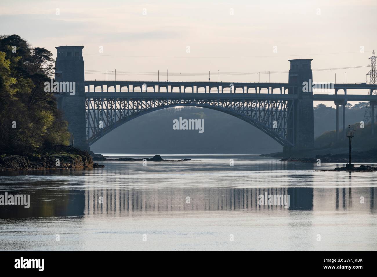 Die Britannia Bridge über die Menai Strait zwischen Anglesey und dem Festland Nordwales. Stockfoto