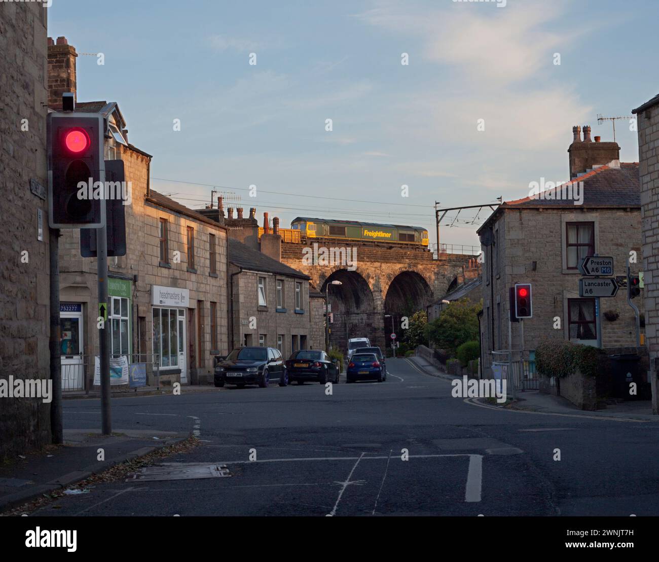 Freightliner-Diesellokomotive der Baureihe 66 auf dem Viadukt bei Galgate, Lancashire an der Westküste Stockfoto