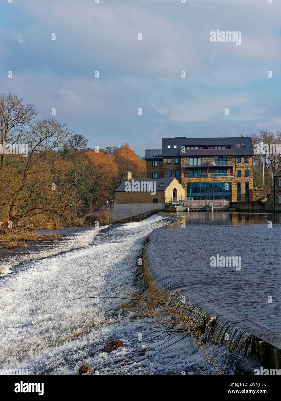 Otley Weir und das Gannets Hill Hydro Electric Project steuern den Wasserfluss des River Wharfe in der Nähe von Apartments im Zentrum von Otley. Stockfoto