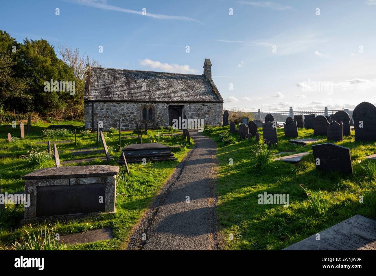 St Tysilio's Church and Graveyard auf Church Island neben der Menai Strait, Anglesey, Nordwales. Stockfoto