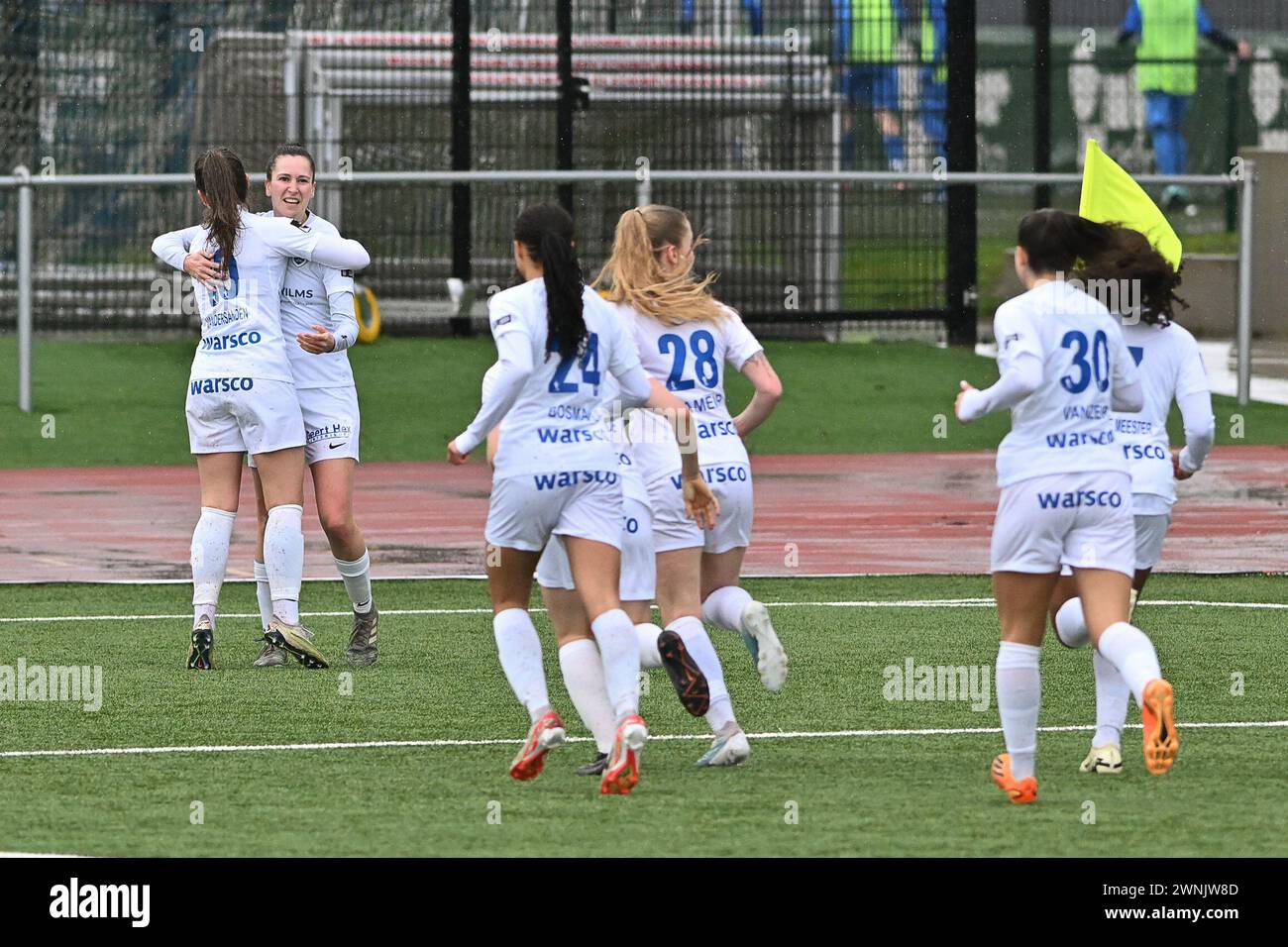 Knokke, Belgien. März 2024. Gwen Duijsters (13) aus Genk feiert ihr Tor, das während eines Frauenfußballspiels zwischen Club Brugge Dames YLA und KRC Genk Ladies am 14. Spieltag der Saison 2023 - 2024 der Belgischen Lotto Womens Super League am Sonntag, den 2. März 2024 in Knokke, BELGIEN gezeigt wurde. Quelle: Sportpix/Alamy Live News Stockfoto