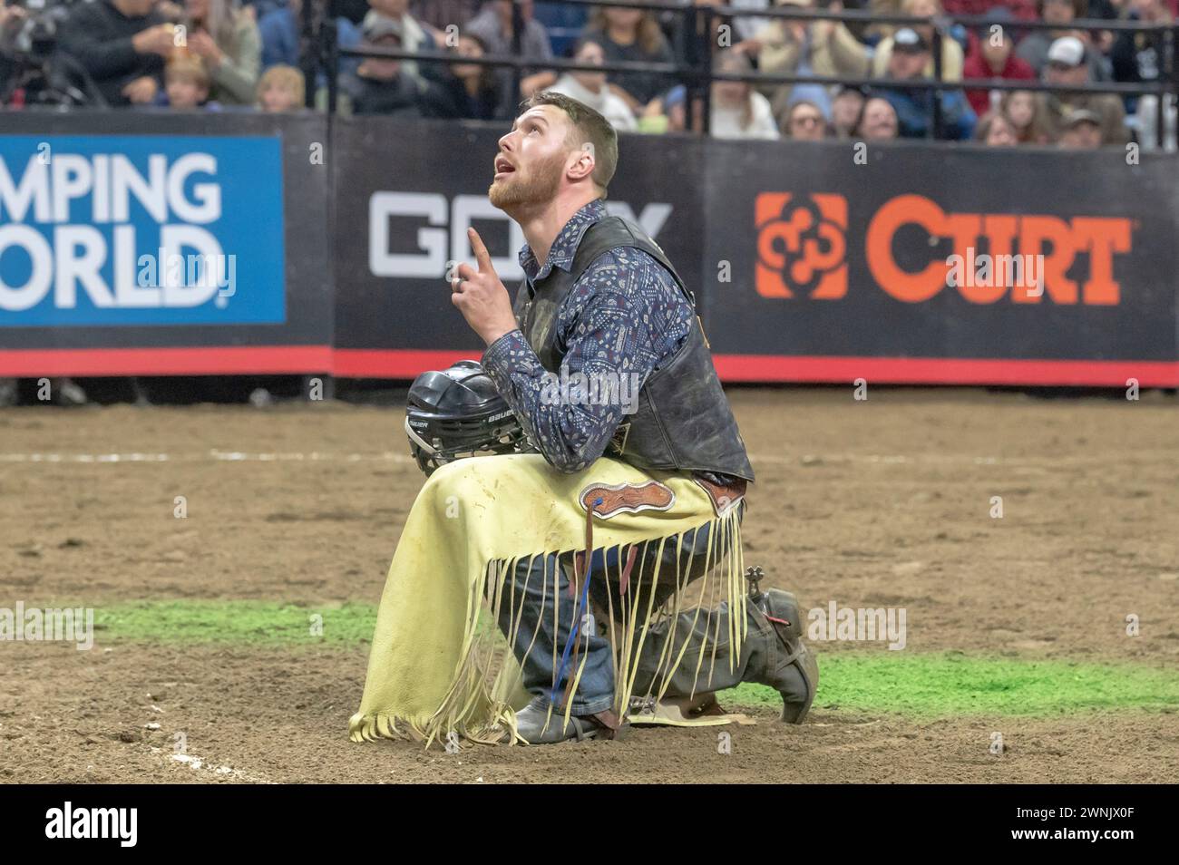 Bridgeport, Usa. März 2024. BRIDGEPORT, CONNECTICUT – 02. MÄRZ: Matt Allgood reitet Dog Bone während der Professional Bull Riders (PBR) Pendleton Whisky Velocity Tour in der Total Mortgage Arena am 2. März 2024 in Bridgeport, Connecticut. Quelle: Ron Adar/Alamy Live News Stockfoto