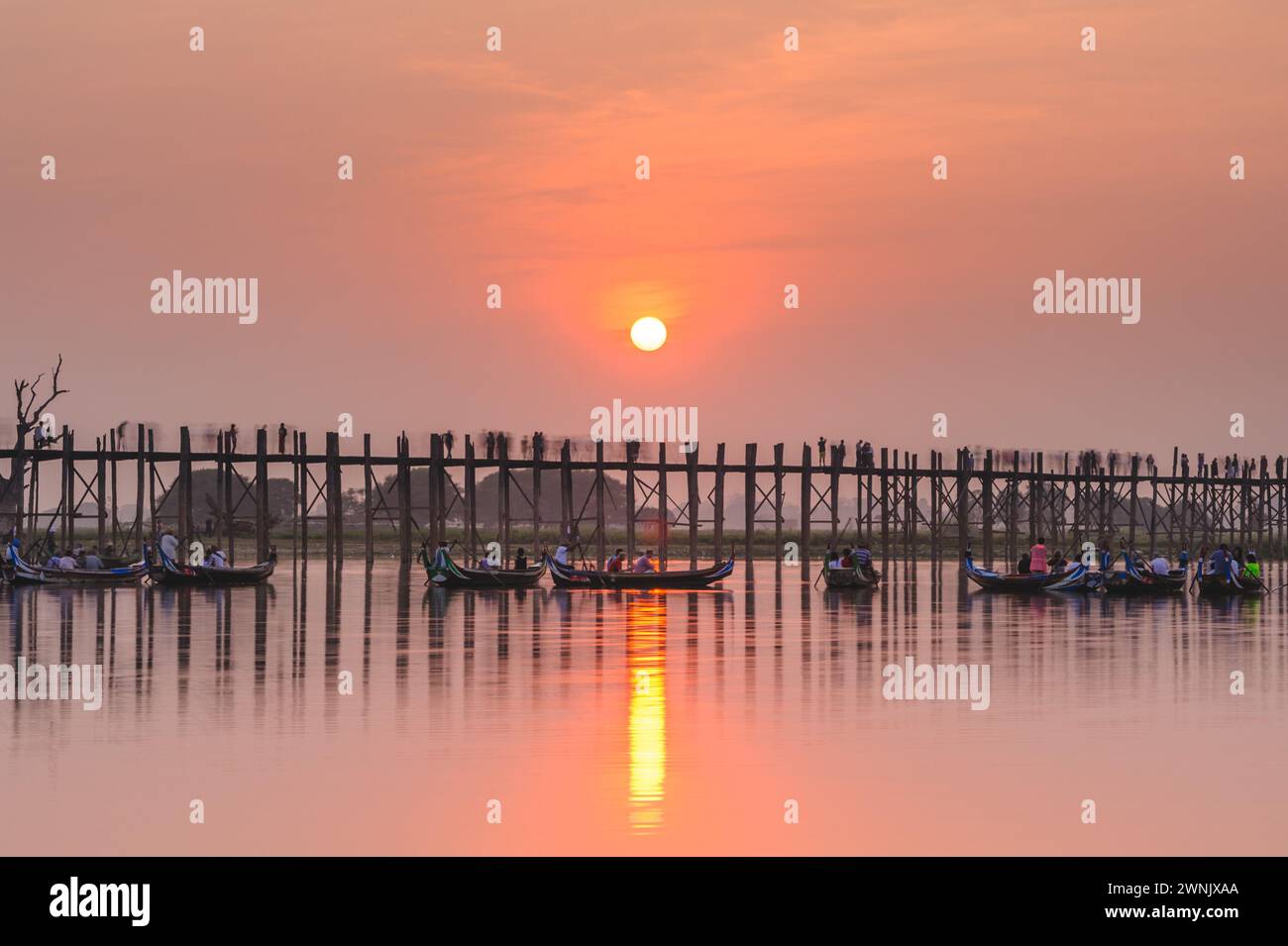 Sonnenuntergang mit Silhouette der U Bein Brücke in Amarapura Township, myanmar Stockfoto