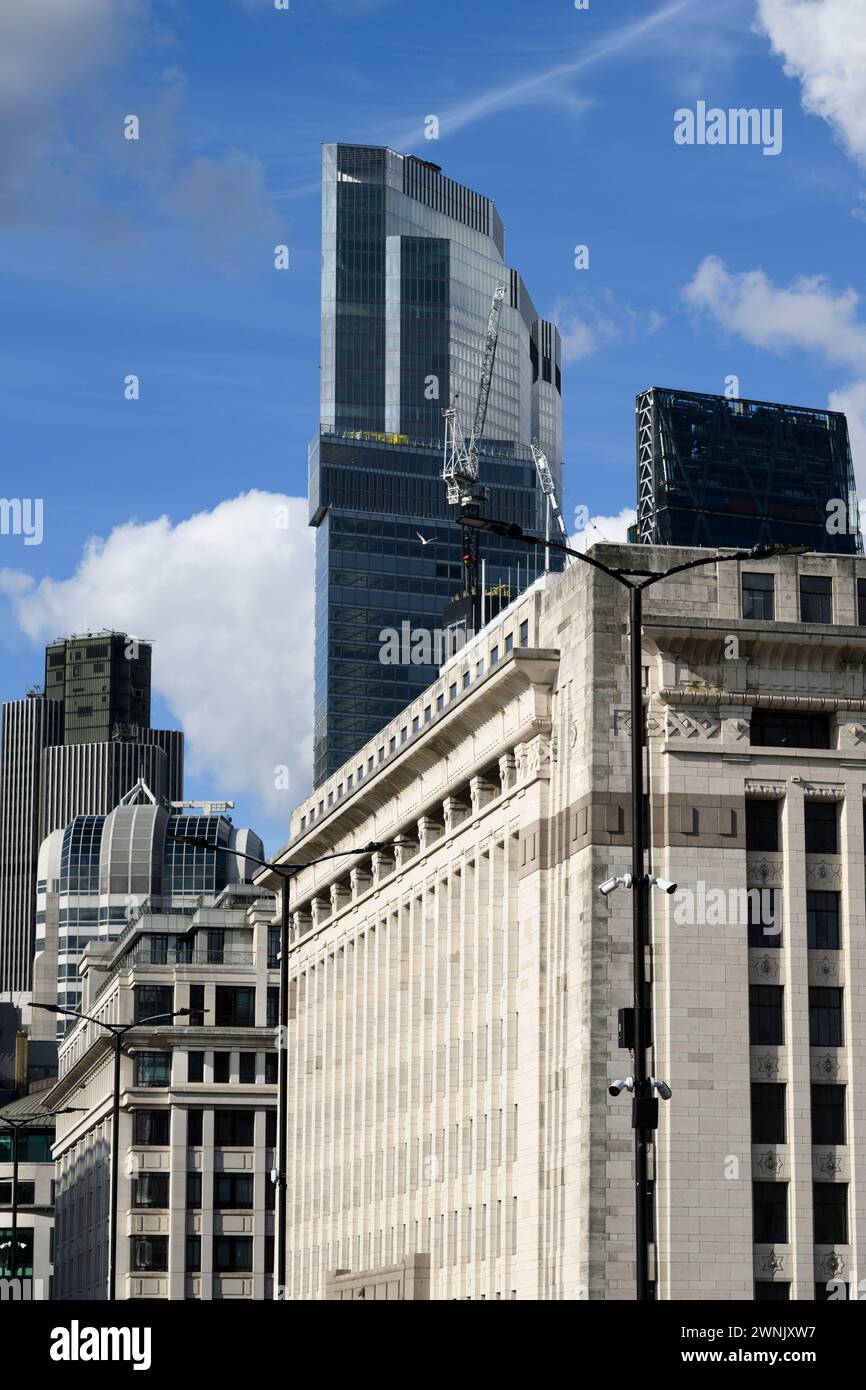 Als es 1925 fertiggestellt wurde, war das Adelaide House am nördlichen Ende der London Bridge mit 43 m hoch und damit das höchste Bürogebäude in der City o Stockfoto