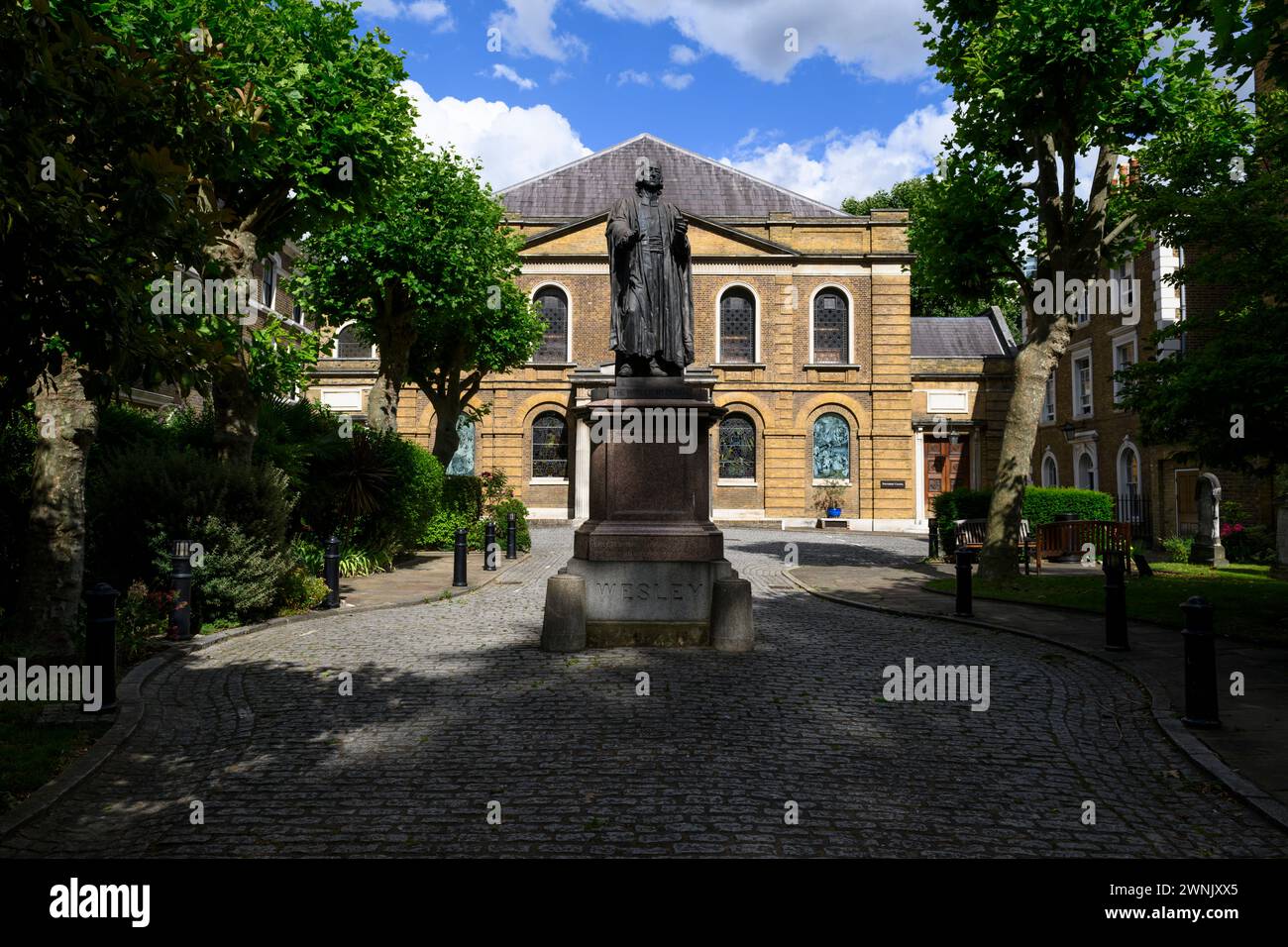 Eine Statue von John Wesley vor der Georgian Methodist Wesley's Chapel and Leysian Mission, City Road, City of London, Großbritannien. Juli 2023 Stockfoto