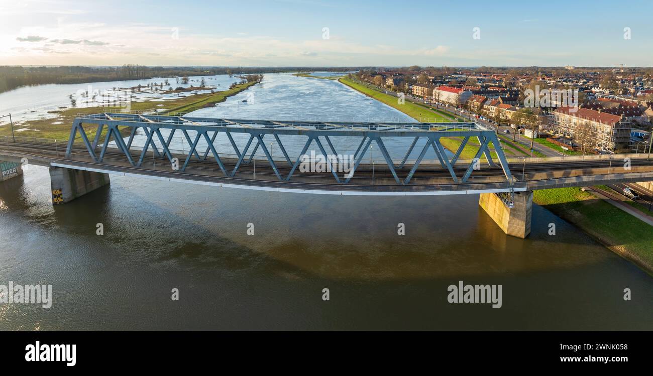 Luftaufnahme der Eisenbahnbrücke Deventer über den Fluss ijssel in den Niederlanden Stockfoto