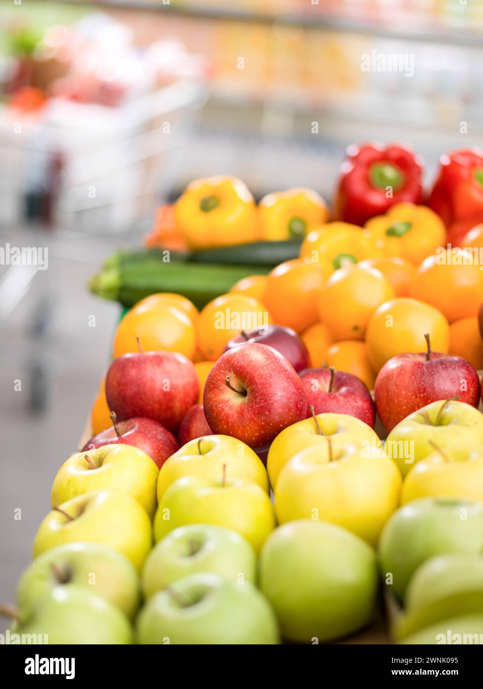 Frisches Bio-Gemüse und Obst im Bereich Produkte im Supermarkt, Lebensmitteleinkauf und gesundes Lebensmittelkonzept, Nahaufnahme Stockfoto