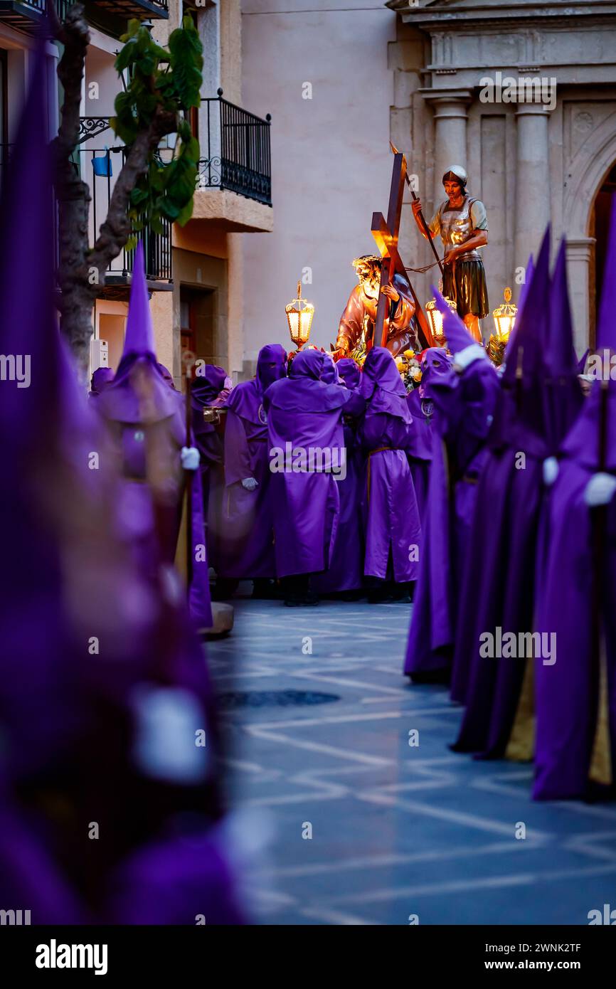 Nazarener tragen den Christus durch die Altstadt von Villajoyosa Stockfoto