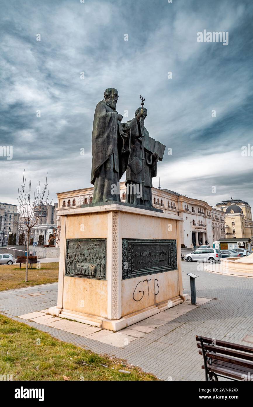 Skopje, Nordmakedonien - 7. Februar 2024: Bronzestatue von Kyrill und Methodius, den Erfindern des kyrillischen Alphabets, Philipp II. Platz, Skopje. Stockfoto