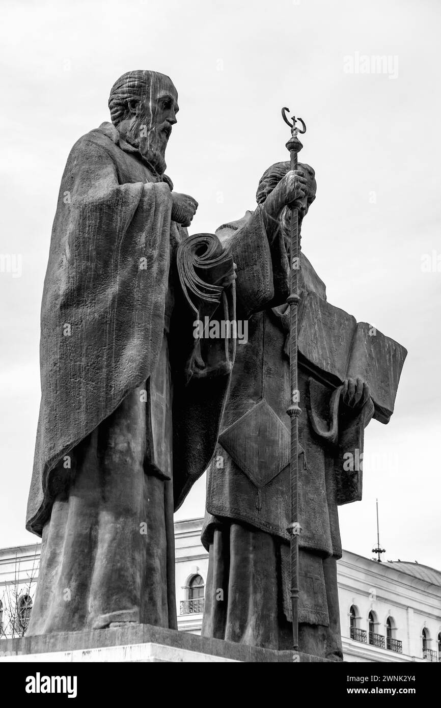 Skopje, Nordmakedonien - 7. Februar 2024: Bronzestatue von Kyrill und Methodius, den Erfindern des kyrillischen Alphabets, Philipp II. Platz, Skopje. Stockfoto