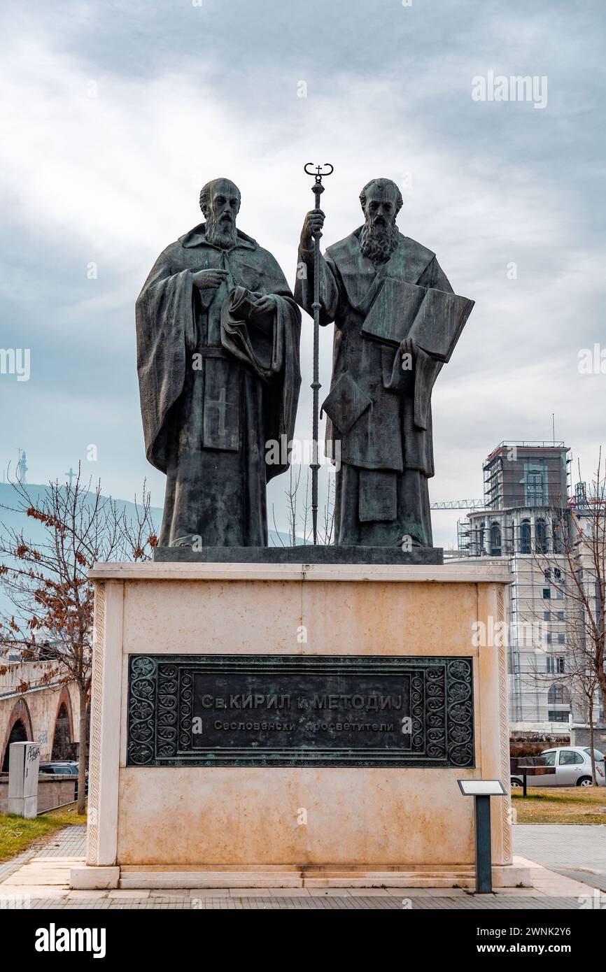 Skopje, Nordmakedonien - 7. Februar 2024: Bronzestatue von Kyrill und Methodius, den Erfindern des kyrillischen Alphabets, Philipp II. Platz, Skopje. Stockfoto