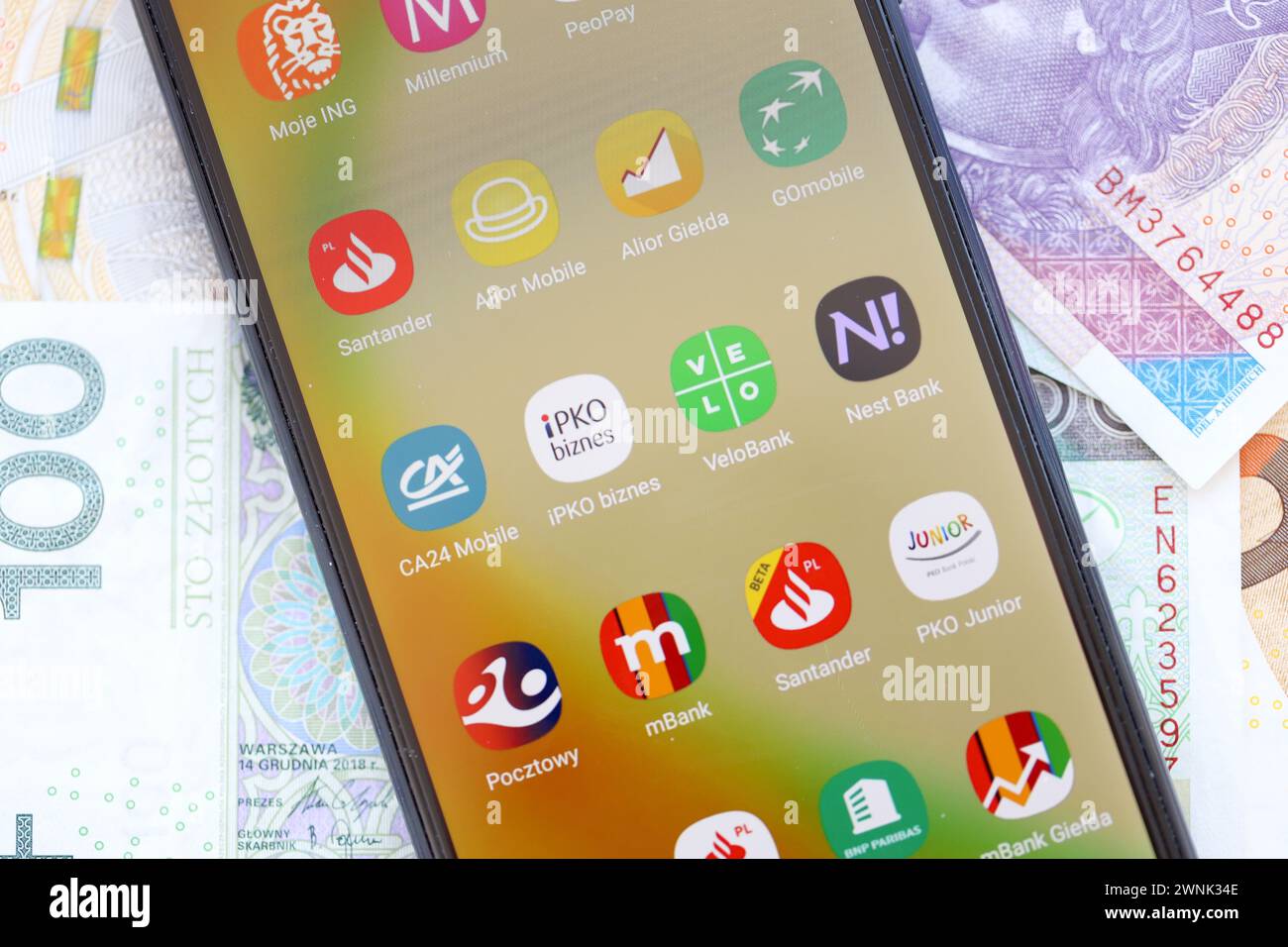 TERNOPIL, UKRAINE - 3. AUGUST 2023 Banking-Anwendungen auf dem Bildschirm der Anzeige auf einem modernen Smartphone. Offizielle Apps berühmter polnischer Banken Stockfoto
