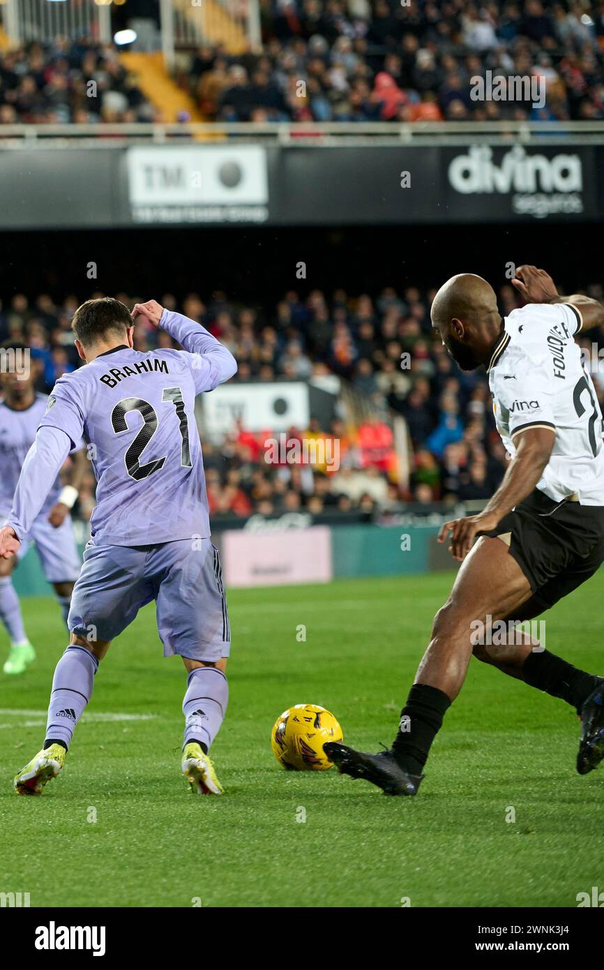 Valencia, Spanien. März 2024. Dimitri Foulquier von Valencia CF und Brahim Diaz von Real Madrid in Aktion während der regulären Saison La Liga EA Sport Runde 27 im Mestalla Stadium. Endresultate; Valencia CF 2-2 Real Madrid. (Foto von German Vidal Ponce/SOPA Images/SIPA USA) Credit: SIPA USA/Alamy Live News Stockfoto