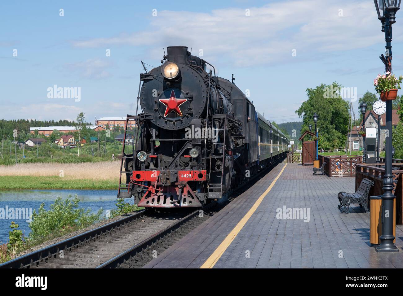 SORTAVALA, RUSSLAND - 11. JUNI 2022: Der Retro-Zug 'Ruskeala Express mit Dampflokomotive L-4429 kommt an einem sonnigen Juni auf dem Bahnhof Sortavala-Center an Stockfoto