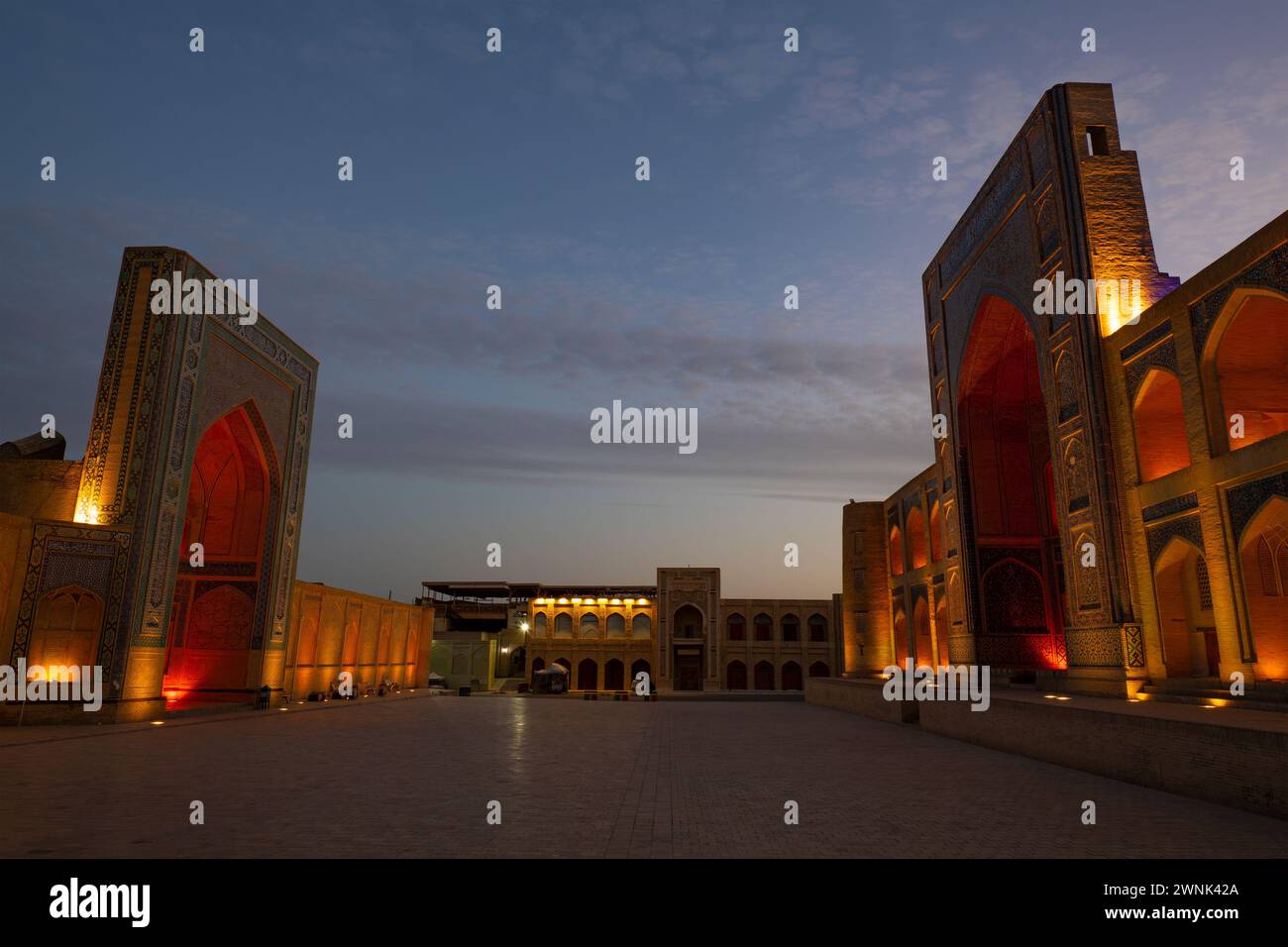 BUCHARA, USBEKISTAN - 11. SEPTEMBER 2022: Frühmorgens auf dem antiken Platz von Buchara Stockfoto