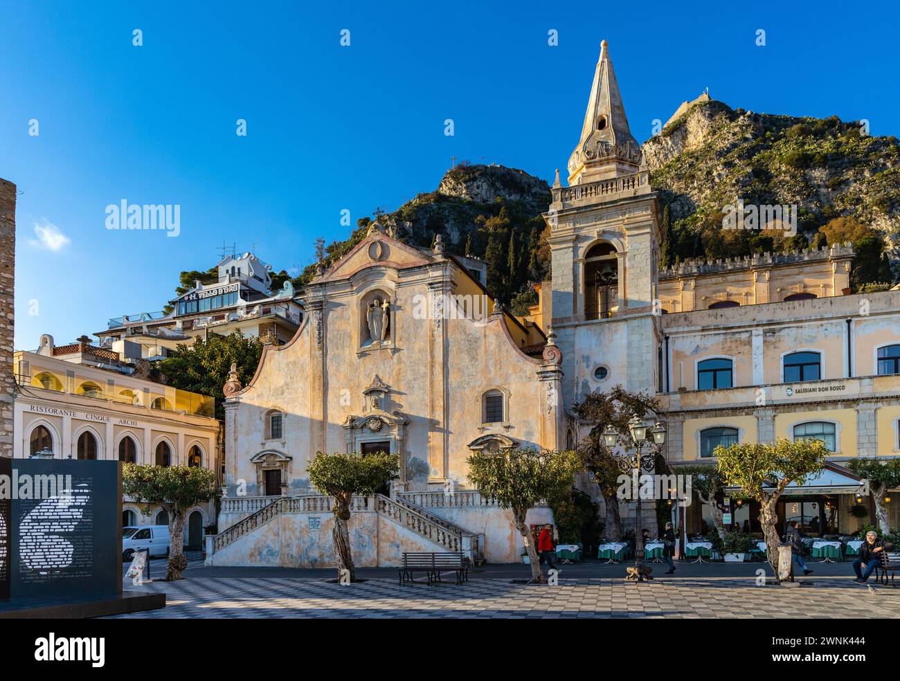 Taormina, Sizilien, Italien - 15. Februar 2023: Kirche St. Joseph Chiesa di San Giuseppe auf der Piazza IX Aprile mit Schloss Castello Saraceno Stockfoto