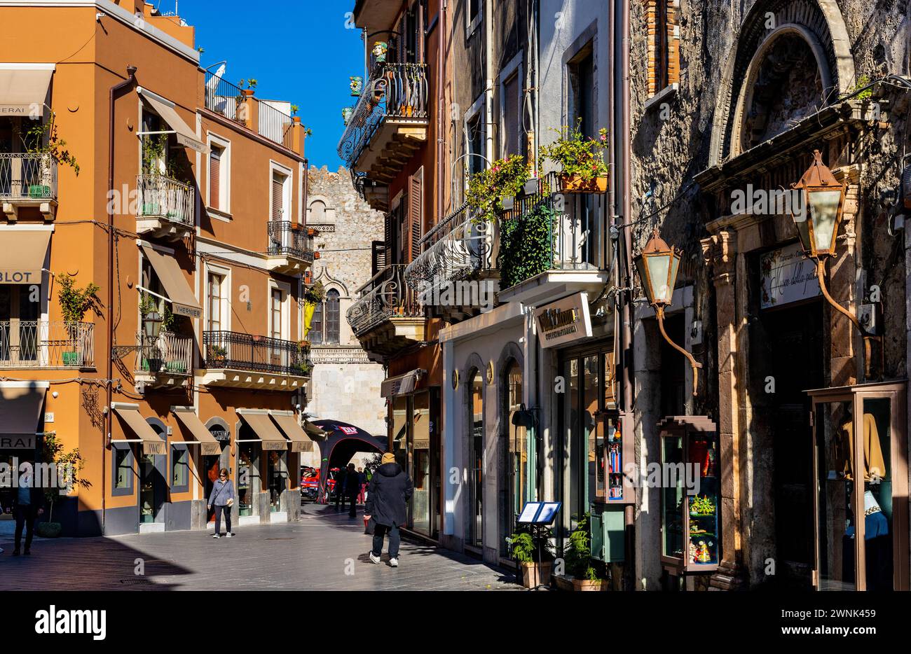 Taormina, Sizilien, Italien - 15. Februar 2023: Historisches Altstadtviertel mit traditionellen Häusern an der Hauptstraße Corso Umberto I von Taormina Stockfoto