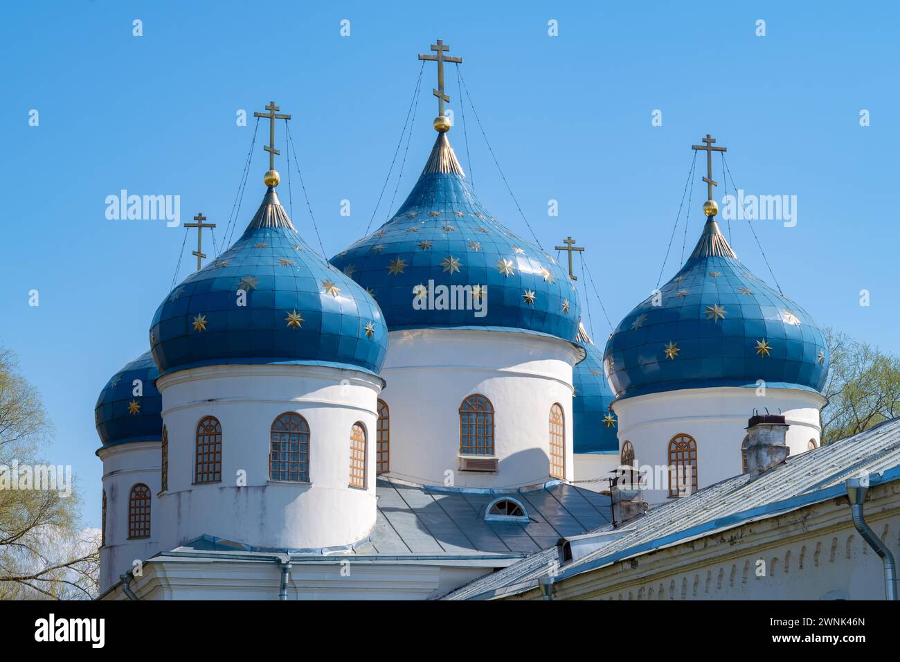 Kuppeln der Heiligen Kreuz Kathedrale aus nächster Nähe an einem sonnigen Apriltag. St. Georges Kloster. Veliky Nowgorod, Russland Stockfoto