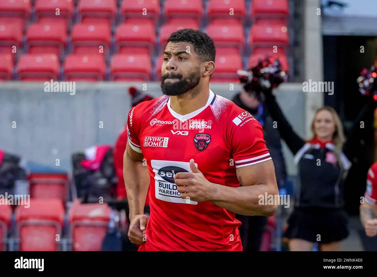 Kallum Watkins läuft zum Kick-off weg. Salford Red Devils vs Hull KR, Samstag, 2. März 2024. Salford Community Stadion. Quelle: James Giblin/Alamy Live News Stockfoto