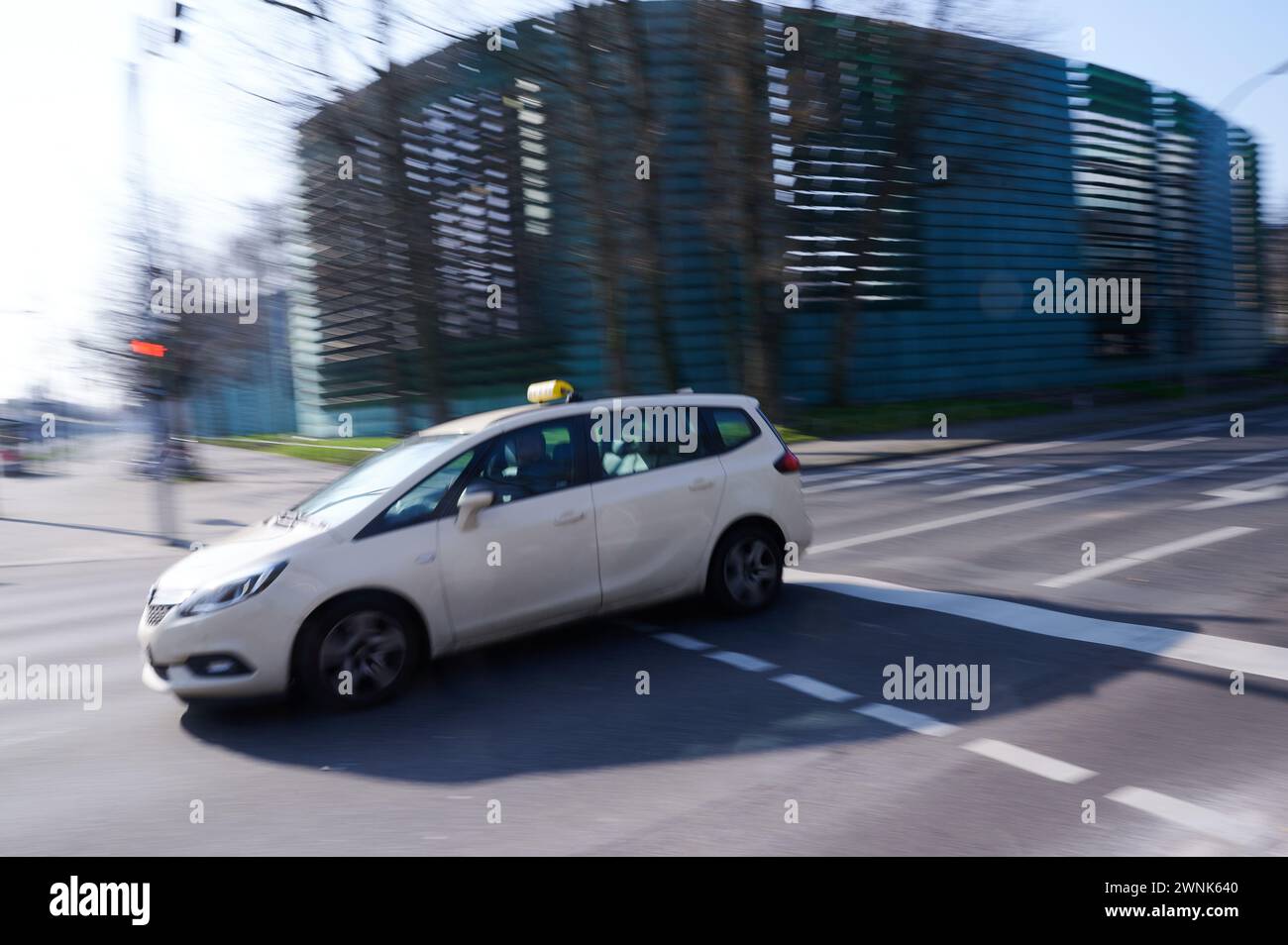 Berlin, Deutschland. März 2024. Ein Taxi fährt über eine Kreuzung in der Tiergartenstraße. Die Preise pro Kilometer sind in Berlin gestaffelt. Die Taxipreise in der Hauptstadt wurden zuletzt im Dezember 2022 um durchschnittlich 20 Prozent erhöht. Nach Angaben der Senatsverwaltung gibt es derzeit keine Pläne, die Taxigebühren zu erhöhen. Der Senat möchte jedoch einen Tarifkorridor einrichten, innerhalb dessen auch Festpreise möglich sind. Annette Riedl/dpa/Alamy Live News Stockfoto