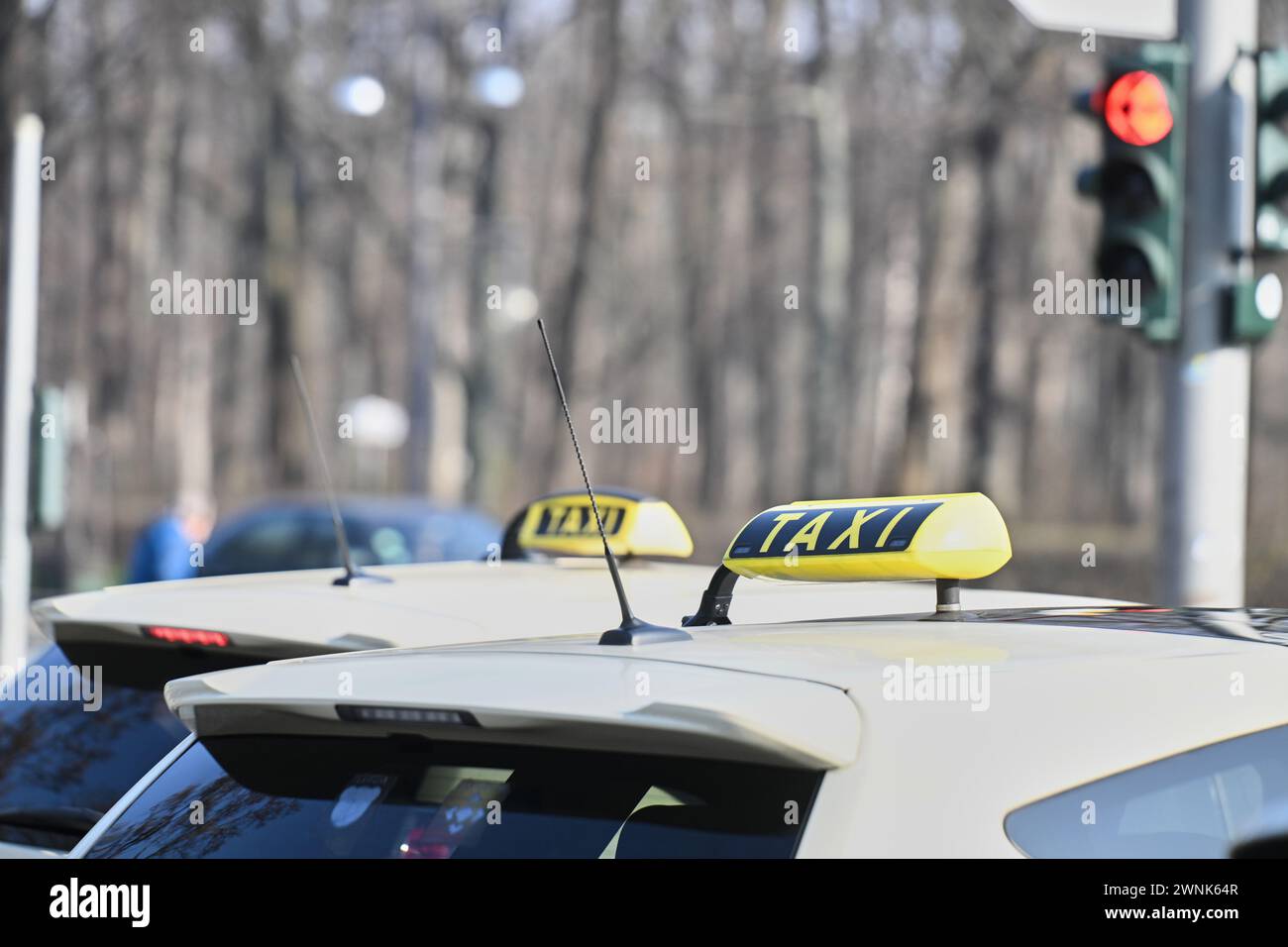 Berlin, Deutschland. März 2024. Zwei Taxis stehen an einer Ampel in der Tiergartenstraße. Die Preise pro Kilometer sind in Berlin gestaffelt. Die Taxipreise in der Hauptstadt wurden zuletzt im Dezember 2022 um durchschnittlich 20 Prozent erhöht. Nach Angaben der Senatsverwaltung gibt es derzeit keine Pläne, die Taxigebühren zu erhöhen. Der Senat möchte jedoch einen Tarifkorridor einrichten, innerhalb dessen auch Festpreise möglich sind. Annette Riedl/dpa/Alamy Live News Stockfoto