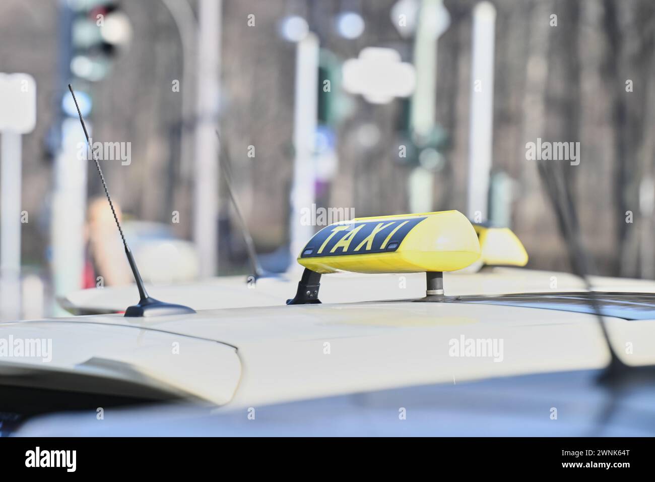 Berlin, Deutschland. März 2024. Zwei Taxis stehen an einer Ampel in der Tiergartenstraße. Die Preise pro Kilometer sind in Berlin gestaffelt. Die Taxipreise in der Hauptstadt wurden zuletzt im Dezember 2022 um durchschnittlich 20 Prozent erhöht. Nach Angaben der Senatsverwaltung gibt es derzeit keine Pläne, die Taxigebühren zu erhöhen. Der Senat möchte jedoch einen Tarifkorridor einrichten, innerhalb dessen auch Festpreise möglich sind. Annette Riedl/dpa/Alamy Live News Stockfoto