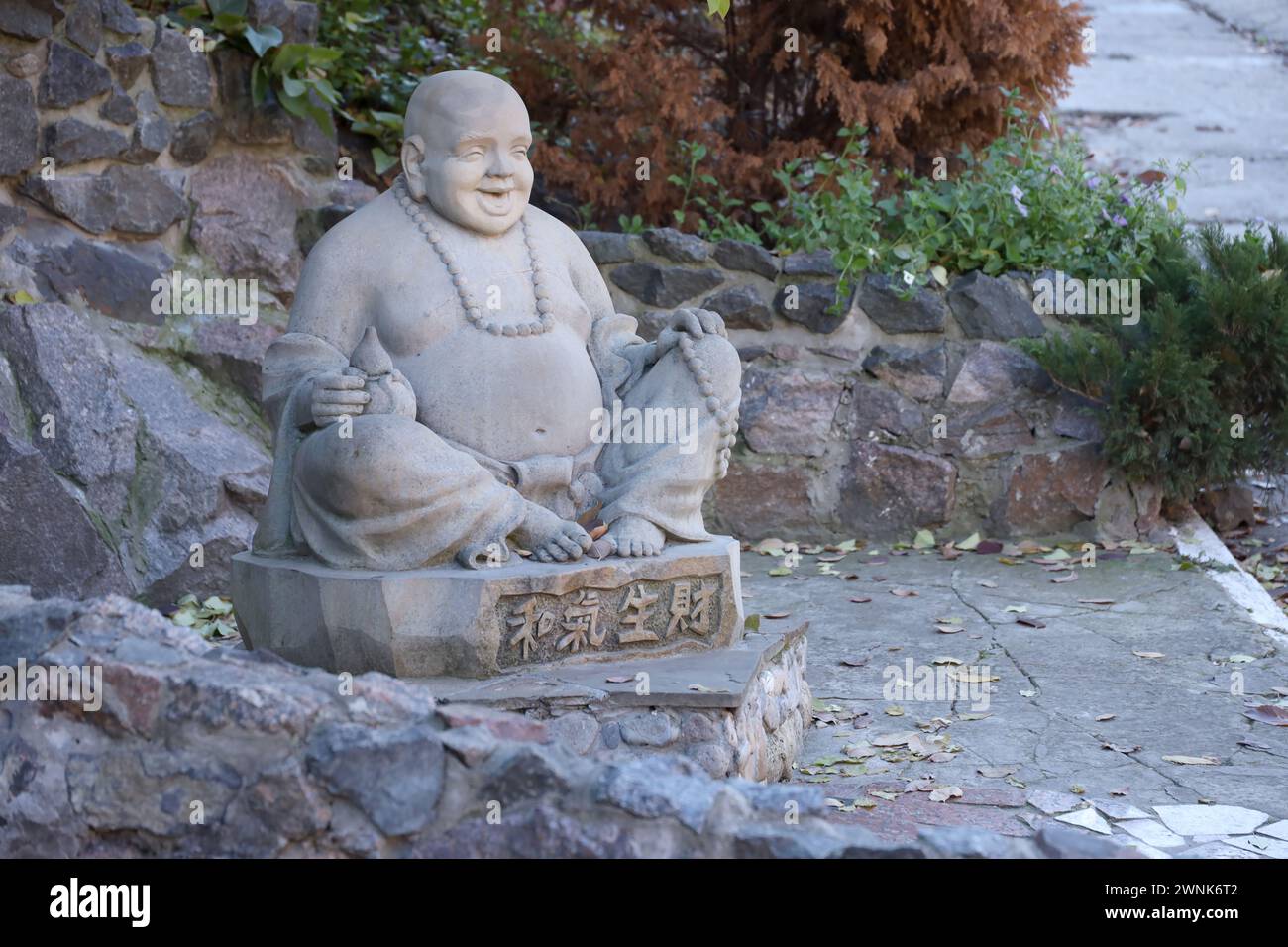 Cherkasy, UKRAINE - 20. OKTOBER 2021 Joyful Buddah Betonstatue in Grau nahe dem Weißen Lotus buddhistischen Tempel in Tscherkasy, Ukraine Stockfoto