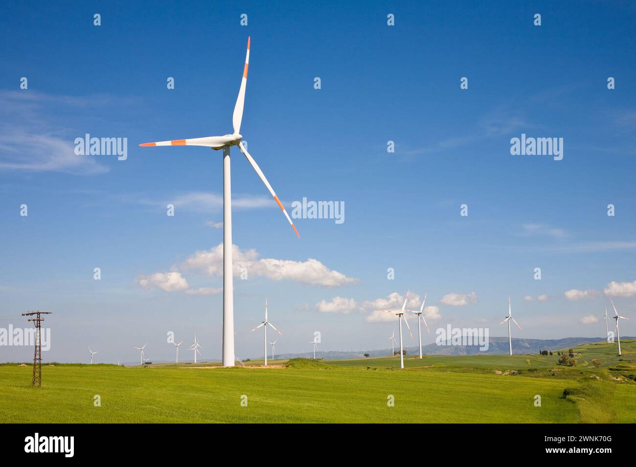 Ein Windpark mit horizontalen Rotoren, der umweltfreundliche, umweltfreundliche Windenergie durch Turbinen erzeugt, Sizilien, Italien Stockfoto