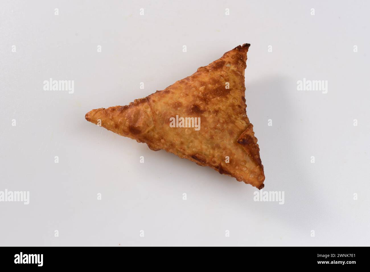Rindsamosa auf weißem Hintergrund. Nahaufnahme des Fotos aus dem oberen Winkel Stockfoto