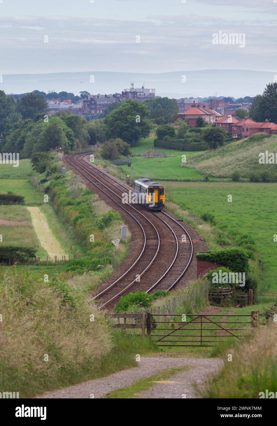 Ein Sprinter-Zug der Northern Rail Class 156 fährt an Cummersdale auf der Cumbrian Coast Line mit einem Barrow in Furness – Carlisle vorbei Stockfoto