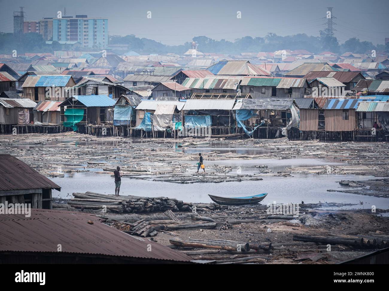 Lagos. März 2024. Dieses Foto vom 2. März 2024 zeigt einen Blick auf den schwimmenden Slum Makoko in Lagos, Nigeria. Der schwimmende Slum Makoko befindet sich in einer Lagune in Nigerias größter Stadt Lagos mit Stelzen auf dem Wasser. Quelle: Han Xu/Xinhua/Alamy Live News Stockfoto