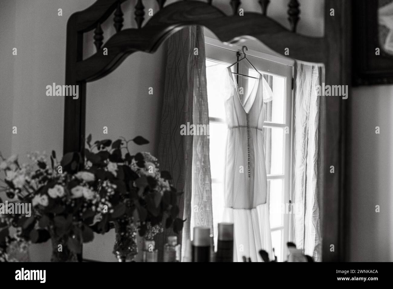 Details zur Vorbereitung und zum Empfang am Hochzeitstag, weißes Kleid mit niedlichen Blumendetails und eucaliptus-Dekoration. Stockfoto