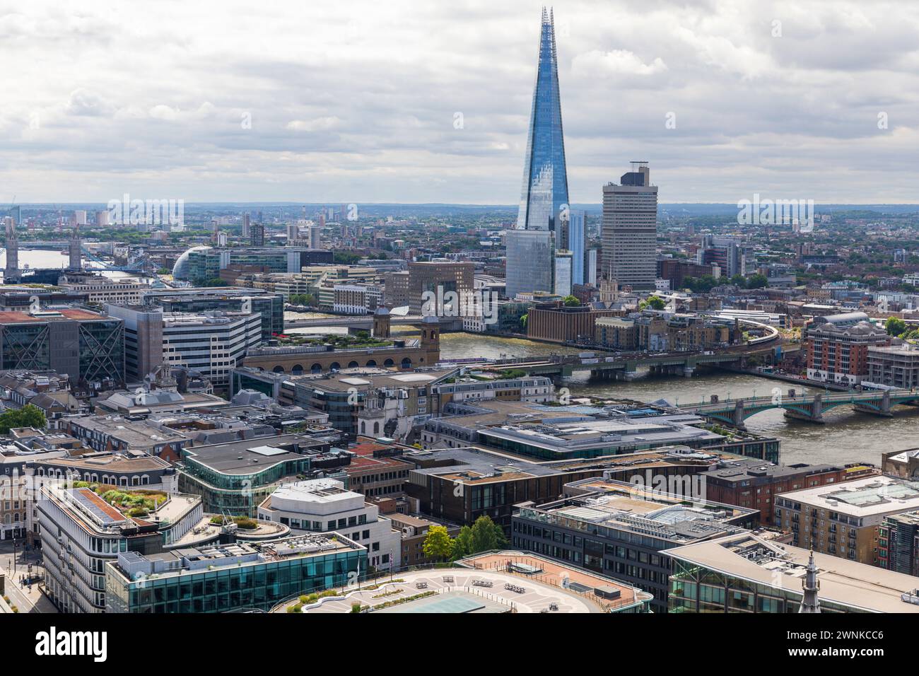 Das Shard and Guy's Hospital, von der Golden Gallery of St. aus gesehen Paul's Cathedral, London, England. Stockfoto