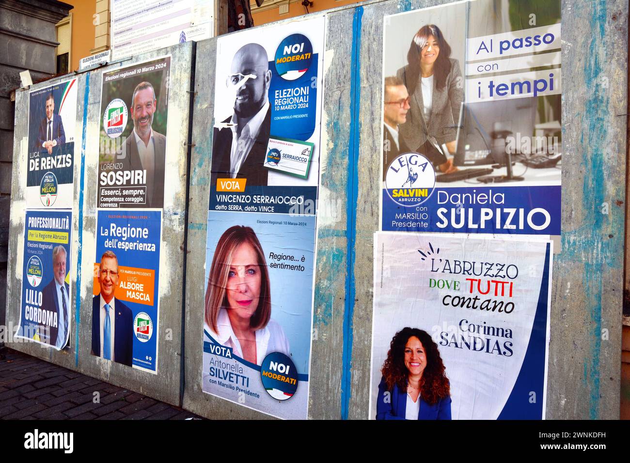 Abruzzen, Italien: Wahlplakate für die REGIONALWAHLEN IN DEN ABRUZZEN vom 10. März 2024 - Kandidaten und Symbole politischer Parteien Stockfoto