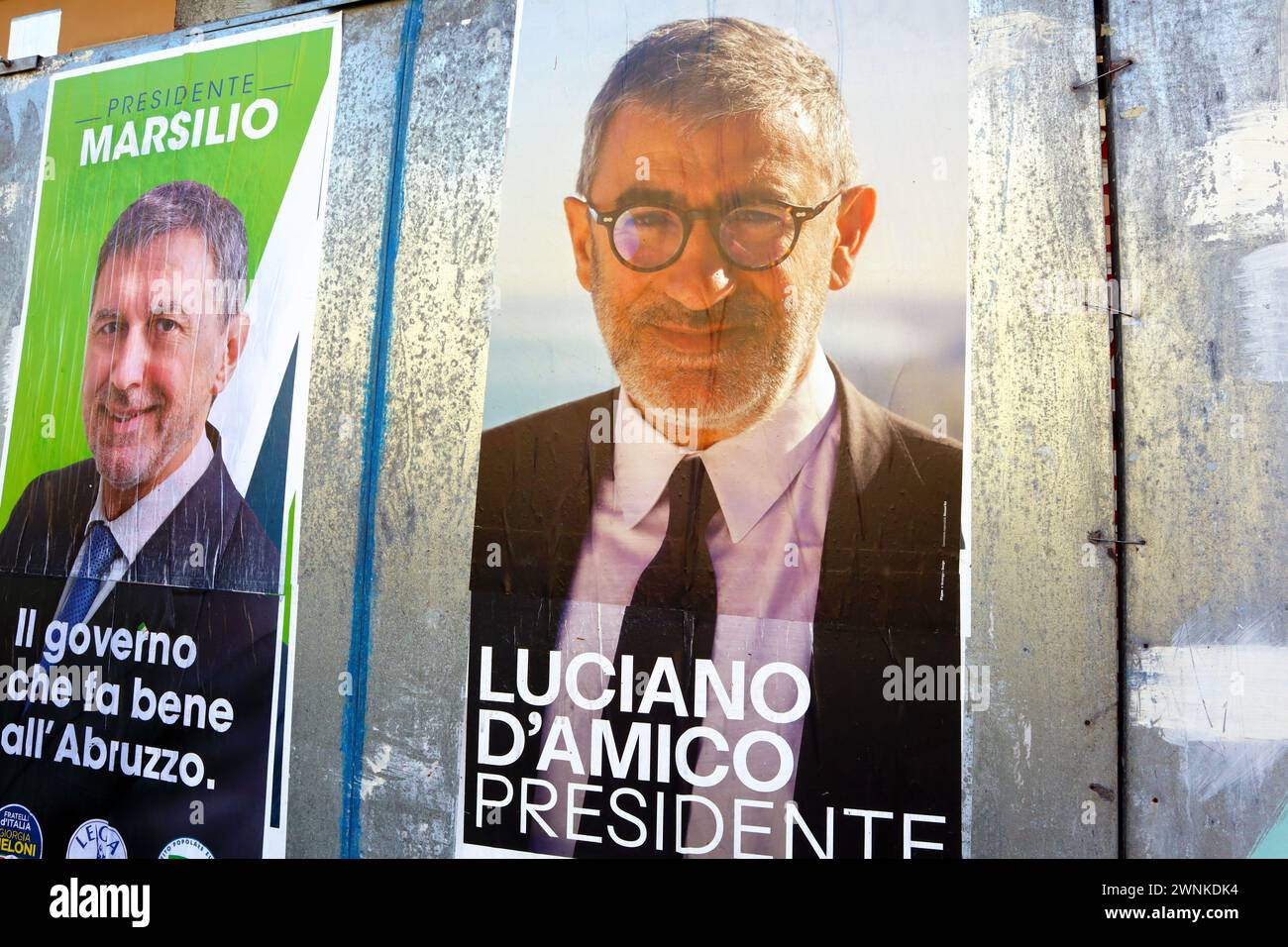 Abruzzen, Italien: Wahlplakate für die REGIONALWAHLEN IN DEN ABRUZZEN vom 10. März 2024 – die Kandidaten Marco Marsilio und Luciano D’Amico Stockfoto