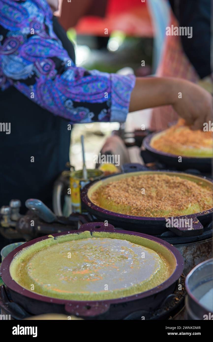 APAM Balik ist ein südostasiatischer flauschiger Pfannkuchen mit Sahne, Mais und Erdnüssen. Dieser weiche Pfannkuchen wird in der Regel auf Bestellung auf dem Straßenmarkt zubereitet. Stockfoto