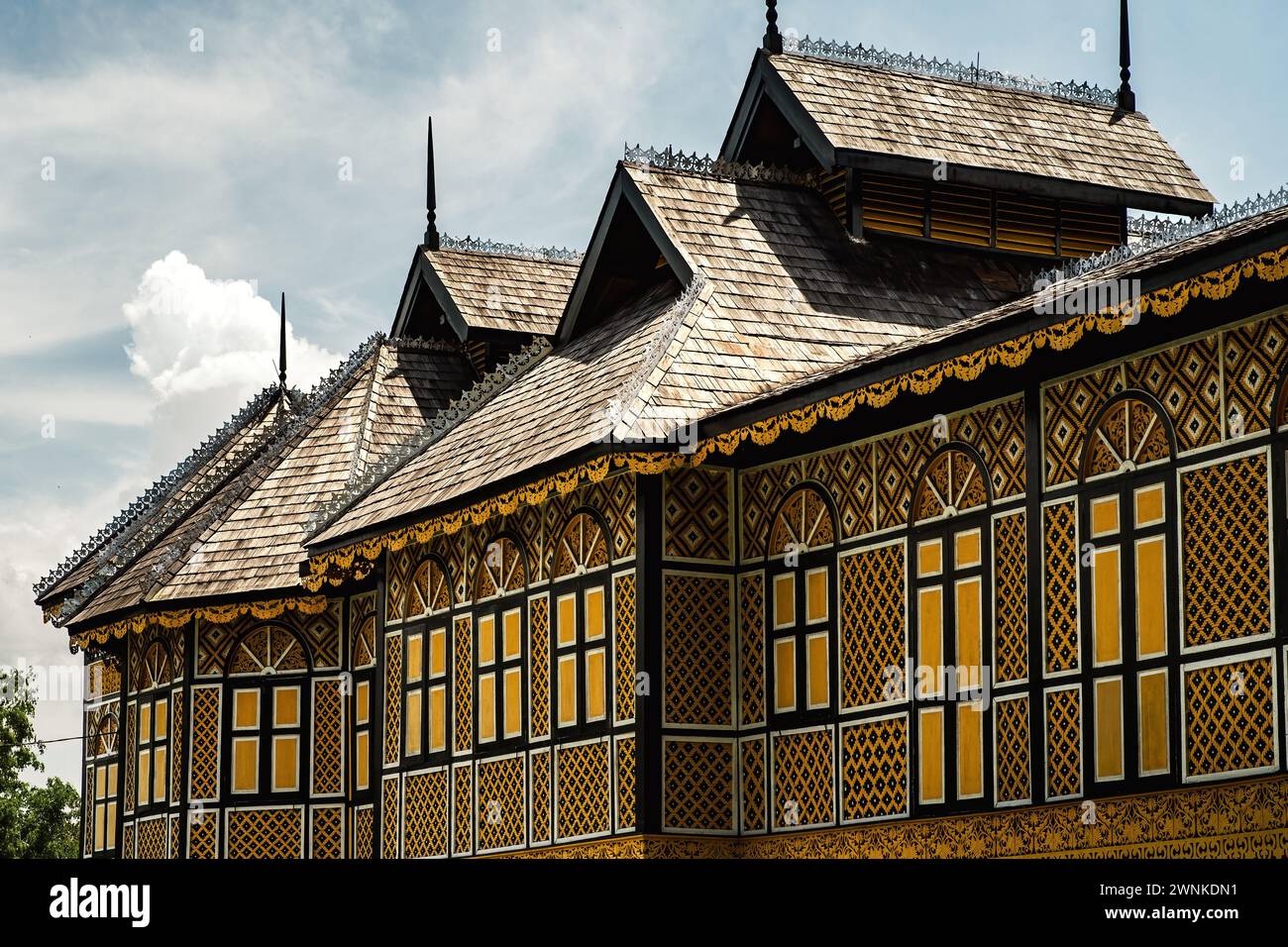 PERAK, MALAYSIA - 18. Oktober 2022: Der Palast des Königlichen Museums in der königlichen Stadt Kuala Kangsar, eine traditionelle malaiische Architektur. Stockfoto