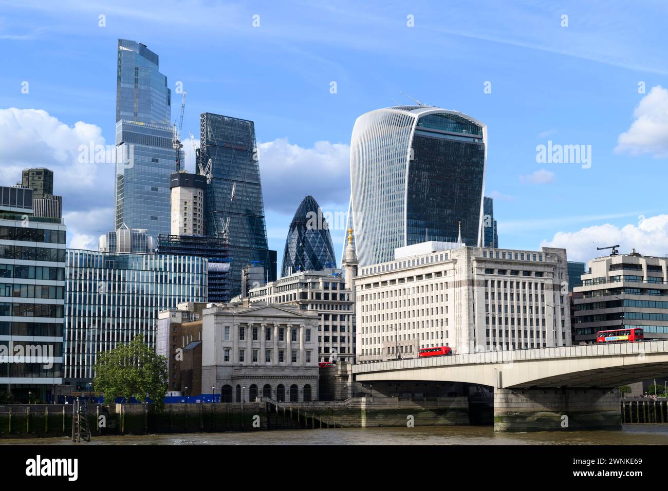Wolkenkratzer des Finanzviertels City of London erheben sich im Hintergrund der London Bridge über die Themse. London Bridge, London, Großbritannien. 17 Ju Stockfoto