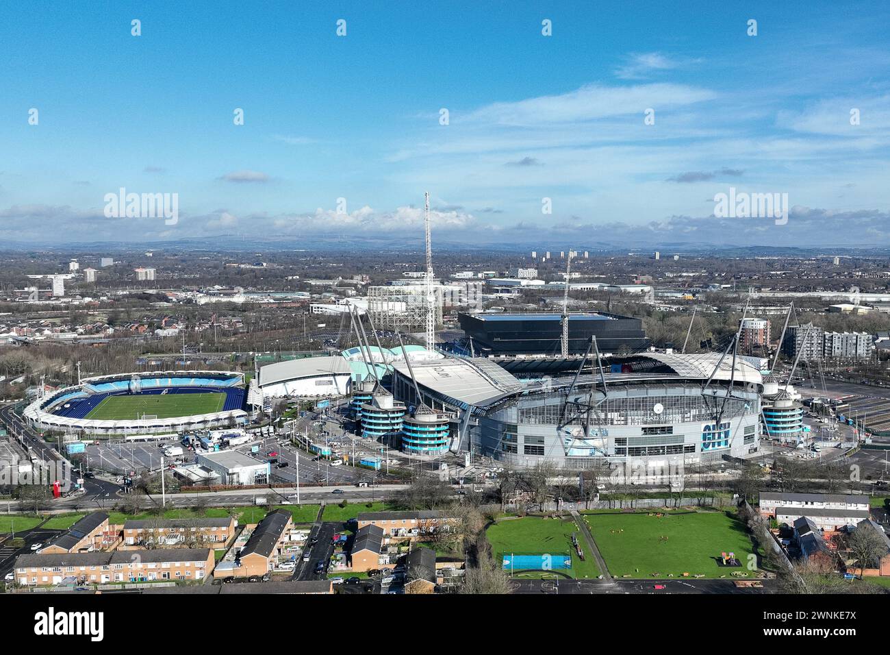 Eine Luftaufnahme des Etihad Stadions vor dem Premier League-Spiel Manchester City gegen Manchester United im Etihad Stadium, Manchester, Großbritannien, 3. März 2024 (Foto: Mark Cosgrove/News Images) Stockfoto