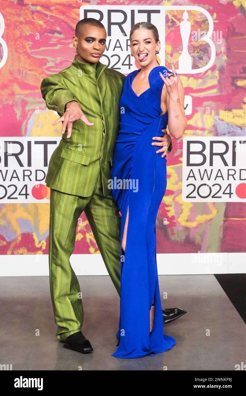 London, Großbritannien. Layton Williams und Harriet Rose fotografierten am 2. März 2024 bei den BRITS Awards in der O2 Arena . Bild von Julie Edwards/Alamy Live News Stockfoto