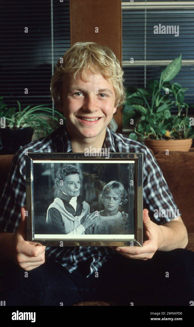 Ein Porträt des Teenager-Schauspielers Dog McKeon, der vor allem für seine Rolle in dem Film „On Golden Pond“ bekannt ist. Fotografiert in seinem Haus 1982 im Alter von 16 Jahren. Er hält ein Filmstill von sich und Katharine Hepburn aus dem Film. Stockfoto