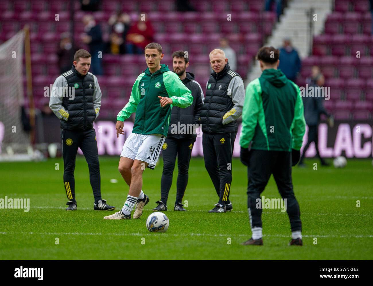 Tynecastle Park, Edinburgh, Großbritannien. März 2024. Scottish Premiership Football, Hearts versus Celtic; Gustaf Lagerbielke von Celtic wärmt sich auf Credit: Action Plus Sports/Alamy Live News Stockfoto