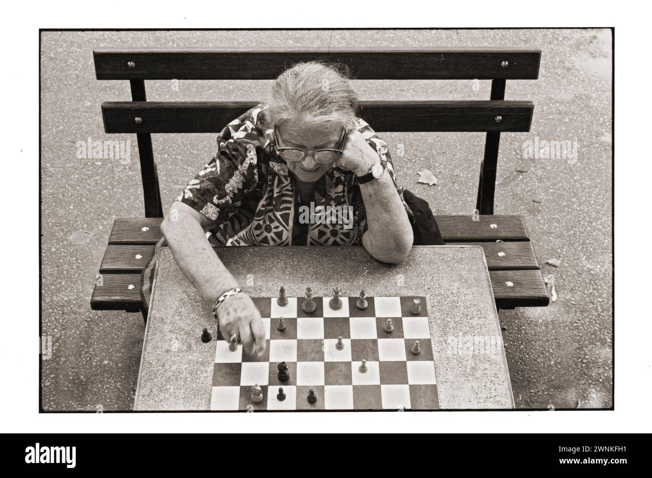 Ein Foto von 1982 einer Oma, die Schach spielt, in der südwestlichen Ecke des Washington Square Park in Manhattan. Stockfoto