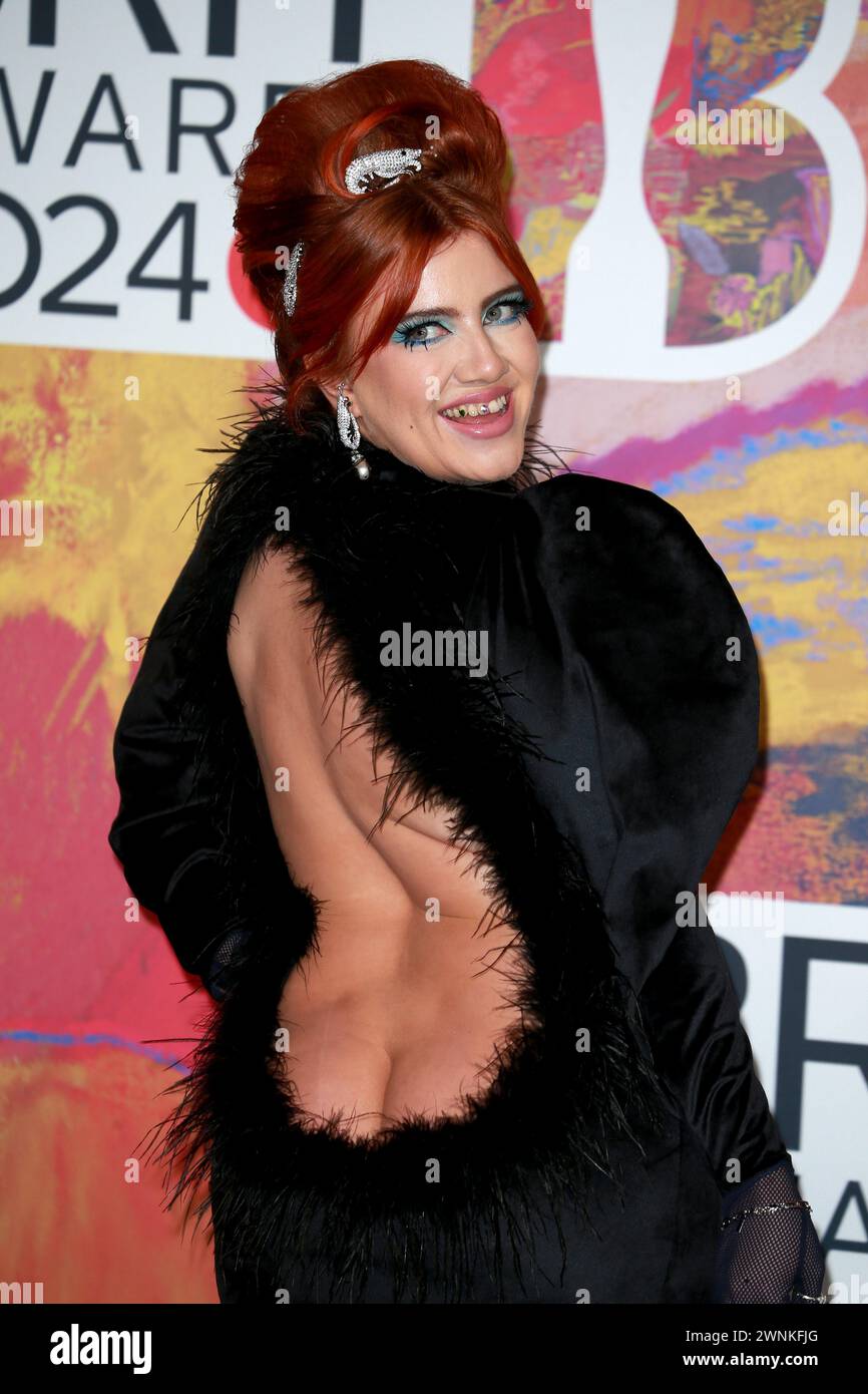 London, Großbritannien. März 2024. Ciara Mary-Alice Thompson, alias CMAT, nimmt an den BRIT Awards 2024 in der O2 Arena in London Teil. Quelle: SOPA Images Limited/Alamy Live News Stockfoto