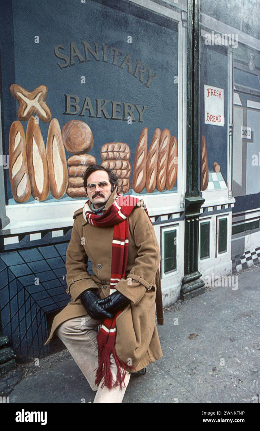 Der Trompe-L'Oiel-Künstler Richard Haas vor einer seiner Kreationen. Er replizierte 1977 die berühmte Bäckerei A Storefront in South Village, Soho, New York City. Stockfoto