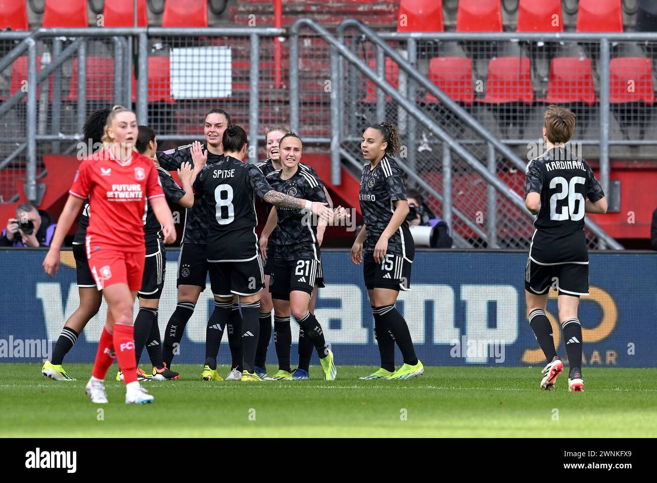 ENSCHEDE - Nadine Noordam aus Ajax feiert das 0-2 während des niederländischen Azerion Frauen-Eredivisie-Spiels zwischen dem FC Twente und Ajax im Stadion de Grolsch Veste am 3. März 2024 in Enschede, Niederlande. ANP GERRIT VAN KÖLN Stockfoto