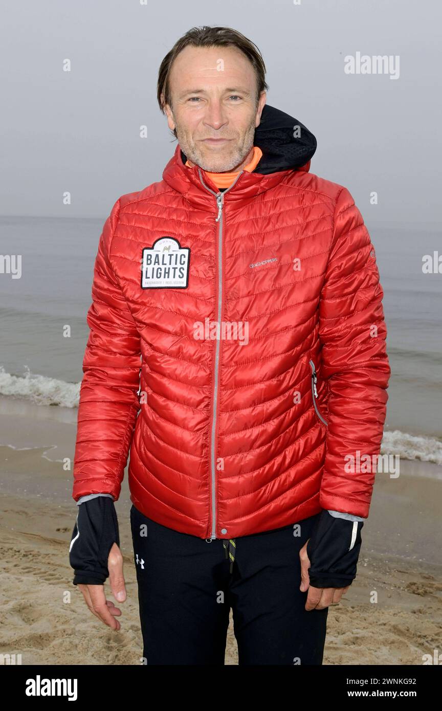 Bernhard Bettermann beim Kennenlernen der Hunde und beim Renntraining für die Baltic Lights 2024 an der Seebrücke Heringsdorf. Heringsdorf, 01.03.2024 *** Bernhard Bettermann die Hunde kennenlernen und beim Renntraining für die Baltic Lights 2024 auf dem Heringsdorfer Pier Heringsdorf, 01 03 2024 Foto:XF.xKernx/xFuturexImagex baltic Training 4339 Stockfoto